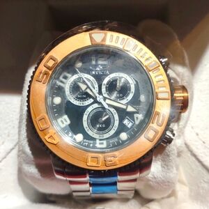 Elevate your style with the stunning Invicta Seahunter watch.